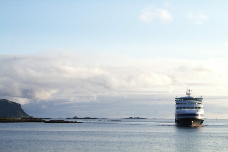 Fergesambandet mellom Moskenes-Værøy-Røst-Bodø er svært knotete for lokalbefolkninga på Værøy som blir med på ei melkerute. Foto: Christina Campo