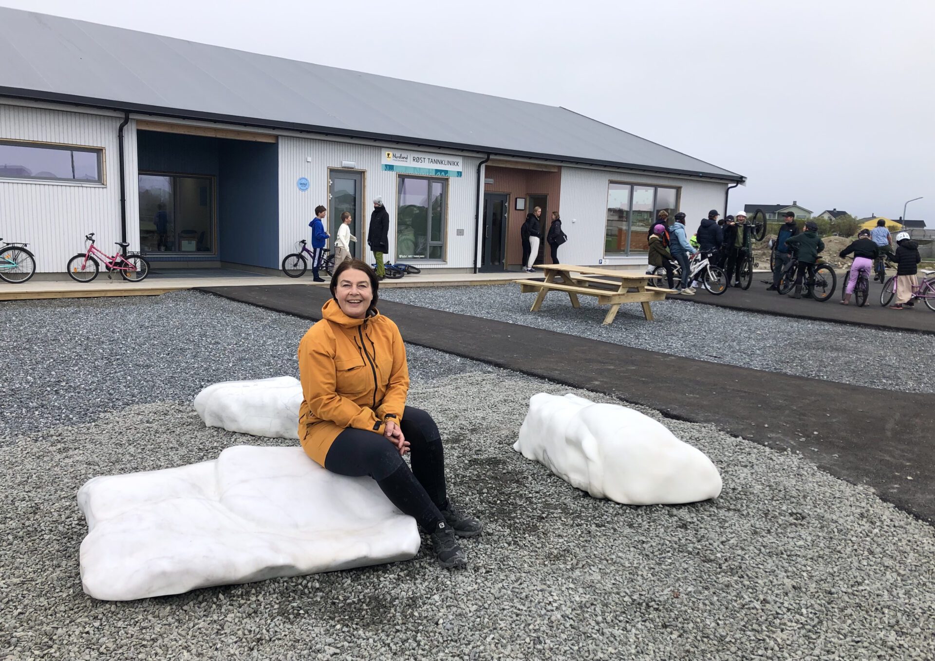 Kunstner Anneke von der Fehr har laget tre torsketunger i marmor til Røst oppvekstsenter.