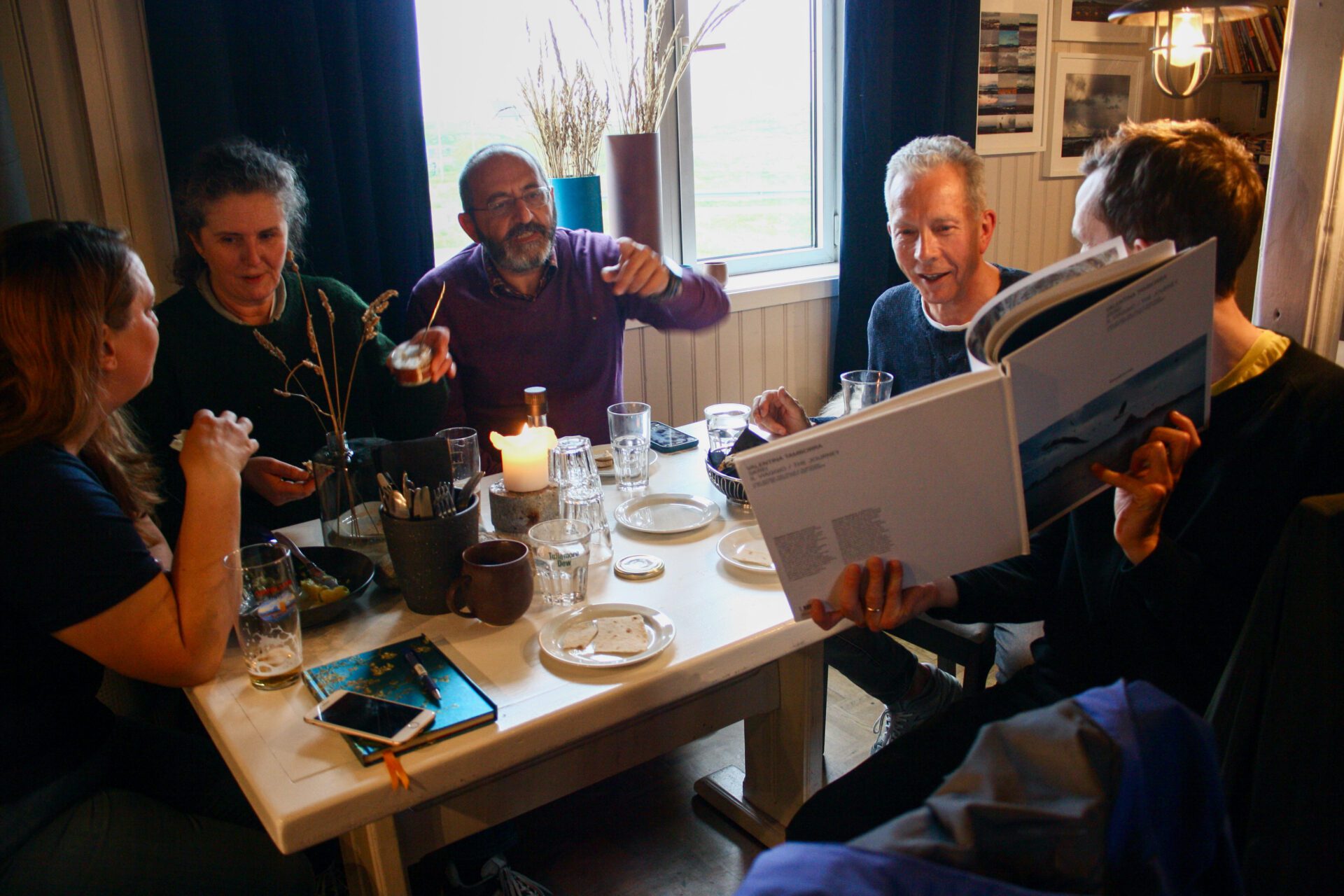 Giustino Catalano og røstværingene hygget seg etter foredraget på Querini Pub & Restaurant.