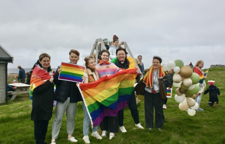 Røstværingene møtte opp for å feire kjærligheten på øyas første Pride-markering.