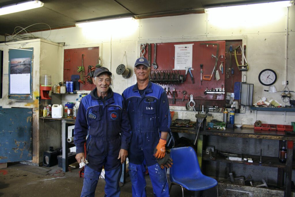 Johan Edvardsen og Steinar Hansen på verkstedet til Glea. De forteller at problemet med bensinen har vart siden starten av mai. Foto: Anna Elisabeth Løberg Kihle.