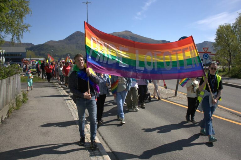 Fredag 23.juni skal regnbueflagget vaie i vinden på Røst. For første gang arrangere kommunen Pride-markering. Her fra markeringa på Leknes forrige helg. Foto: Eirik Husøy