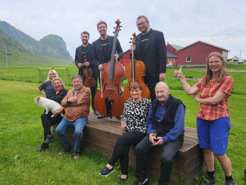 Etter konsert på Unstad Artic Surf fikk vinnerne av quizen møte trioen backstage. Foto: Privat.