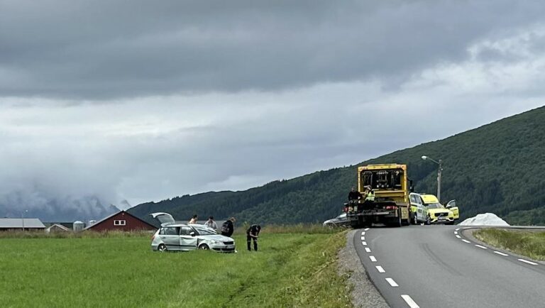 Personbilen med tre personer skal ha trillet helt rundt da den kjørte ut av grøfta. Foto: Eirik Husøy