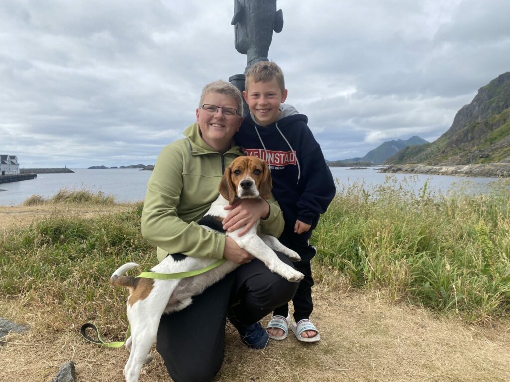 Jens Fredrik, Birk og hunden Sonni stortrives på bobilferie! Foto: Olina Nesje-Roset.