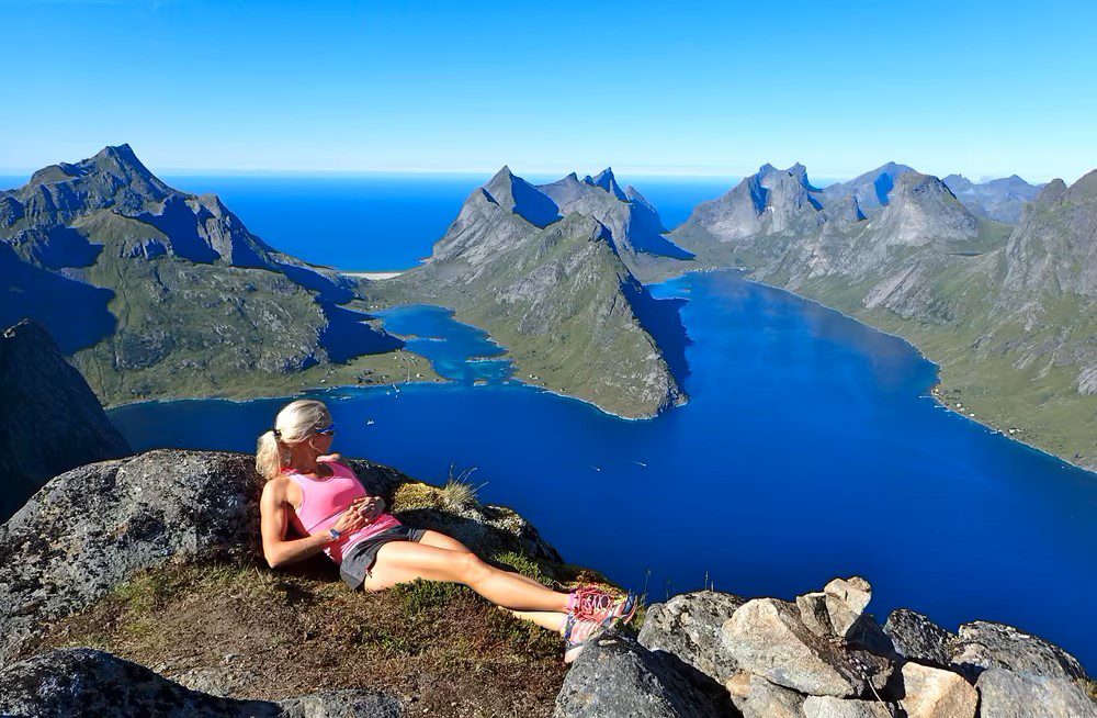 På toppen av Veinestinden, med utsikt inn Kjerkfjorden. Foto: Privat