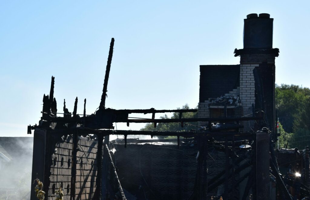 Svært lite er igjen av huset etter brannen i Stamsund. Foto: Gustav Fauskanger Pedersen