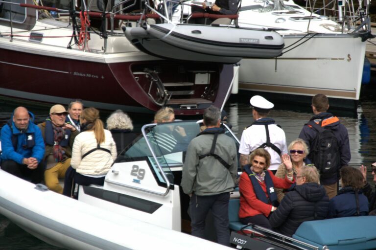 Dronning Sonja var tirsdag på besøk i Nusfjord under en privatreise med Kongeskipet «Norge». Foto: Eirik Husøy