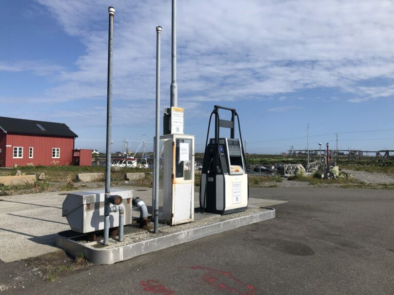 På Røst bensinstasjon ble det hengt opp lapp hvor det stod at de fikk tilbakemelding på mulig problem med bensinen. Nå har prøvesvaret kommet som viser at det ikke skal være noen innblanding av diesel i bensinen. Foto: Anna Elisabeth Løberg Kihle