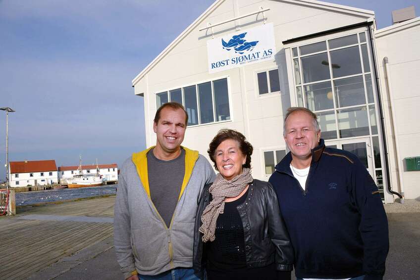 Tore Ivar, Irene Lovise og Geir Børre Johansen foran Røst Sjømats anlegg. Foto: Røst Sjømat