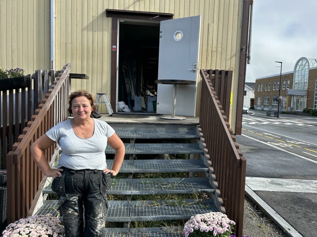 Eier og driver Eva Pettersen åpne Skjenkeriet Lofoten i Storgata. Foto: Eirik Husøy