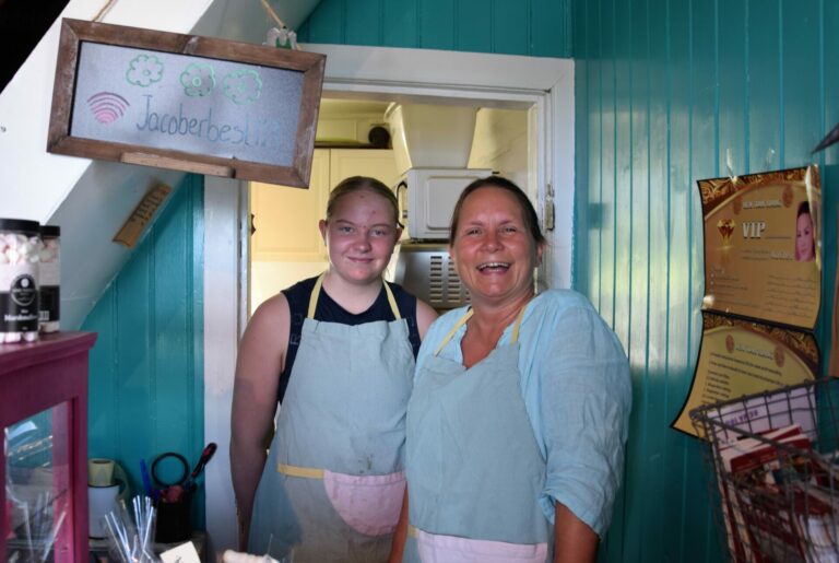 Stina Brøndbo Johansen (t.v) og Janett Haug Larsen (t.h) selger kaffe og boller i finværet. Foto: Gustav Fauskanger Pedersen.