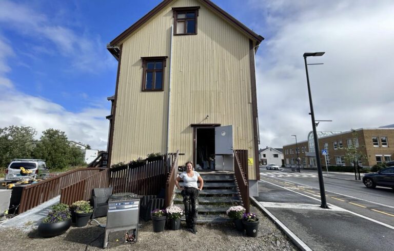 Driver og eier av Skjenkeriet Lofoten, Eva Pettersen, før åpningen fredag.