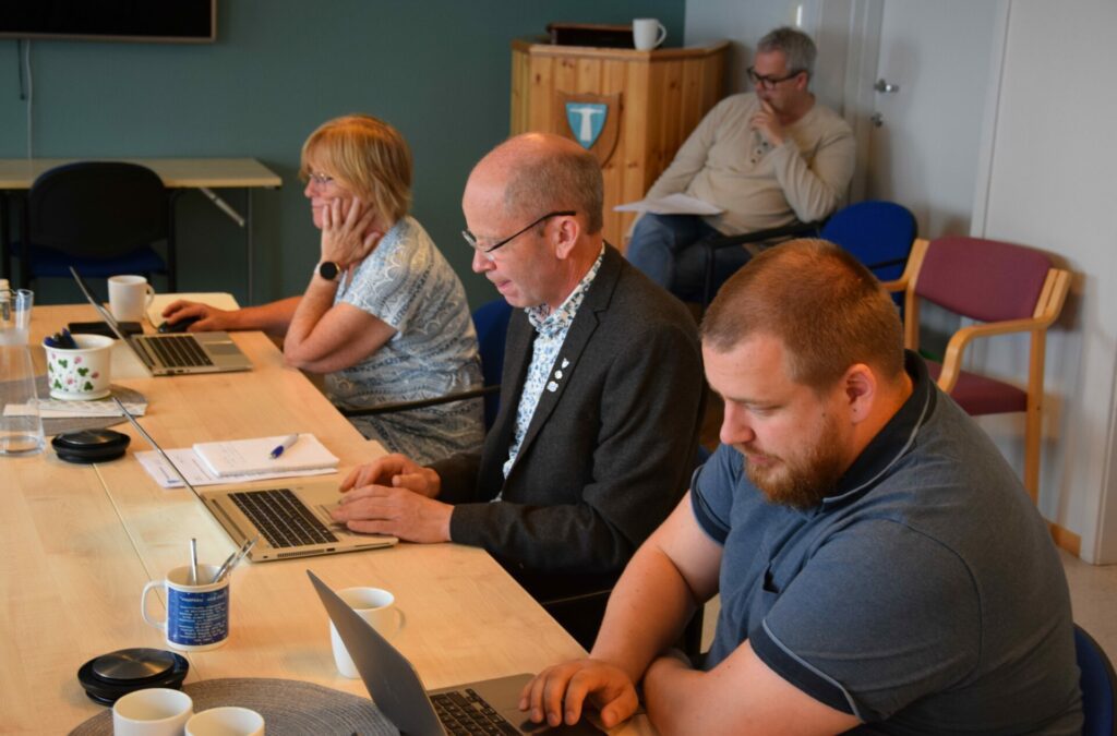 Fra dagens formannskapsmøte. Rådmann Lena Hansson, ordfører Trond Kroken og varaordfører Niilo Nissinen, med næringssjef Jørn Aarsland i bakgrunnen. Foto: Gustav Fauskanger Pedersen.