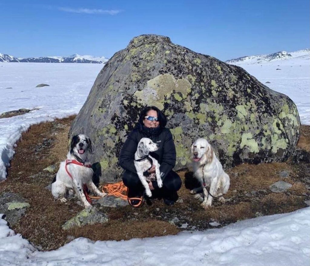 Hege Kronberget, leder for Hundesøk Nordland og Innlandet, med hundene Theodor og Rex.