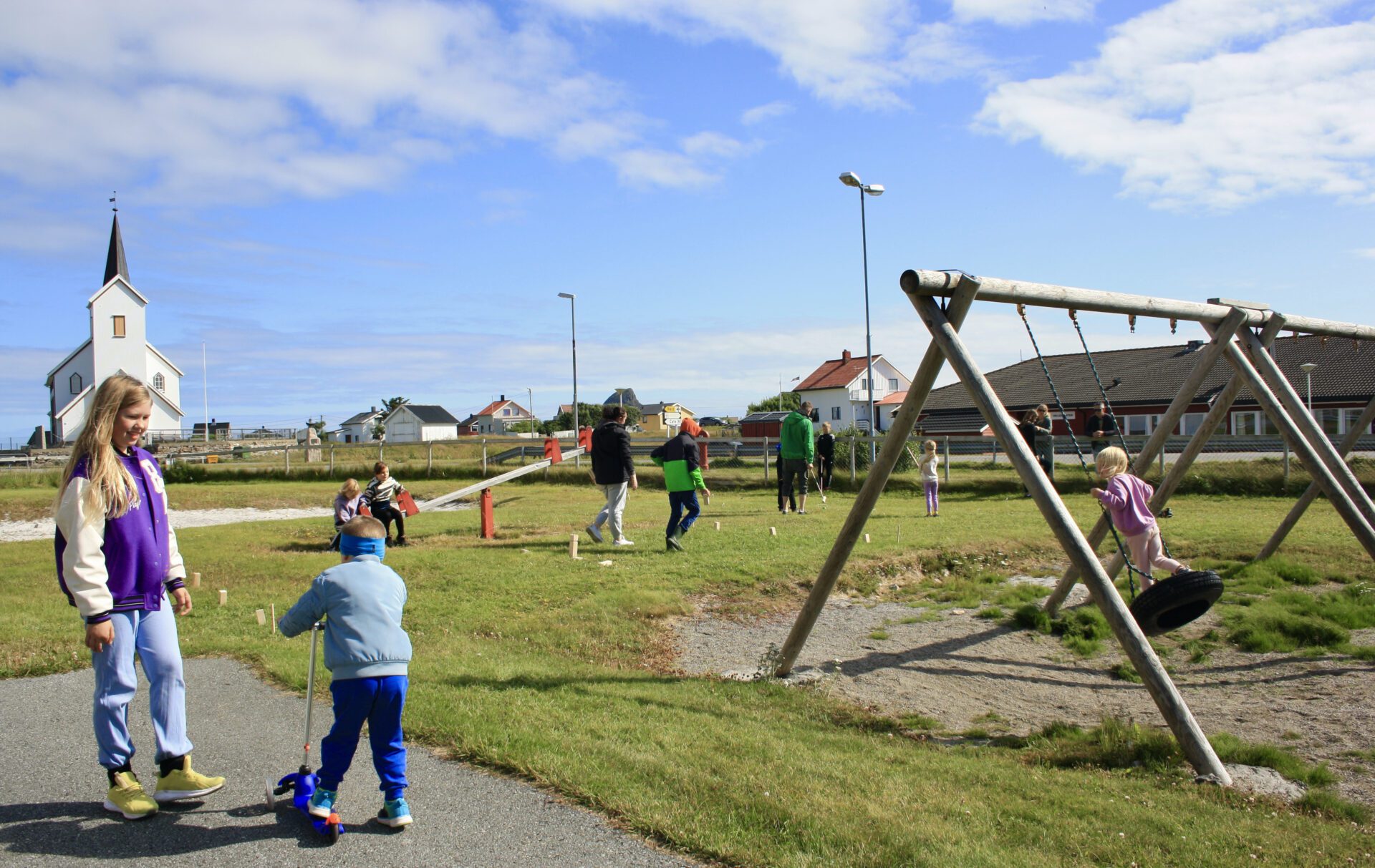 Søndag var det nye sommeraktiviteter utenfor gammelskolen på Røst.