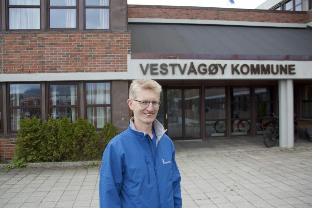 Leder i Konservativt Vestvågøy, Odd-Are Skogvang. Skogvang er listetopp for Konservativt i kommunevalget 2023. Her foran rådhuset på Leknes. Foto: Eirik Husøy