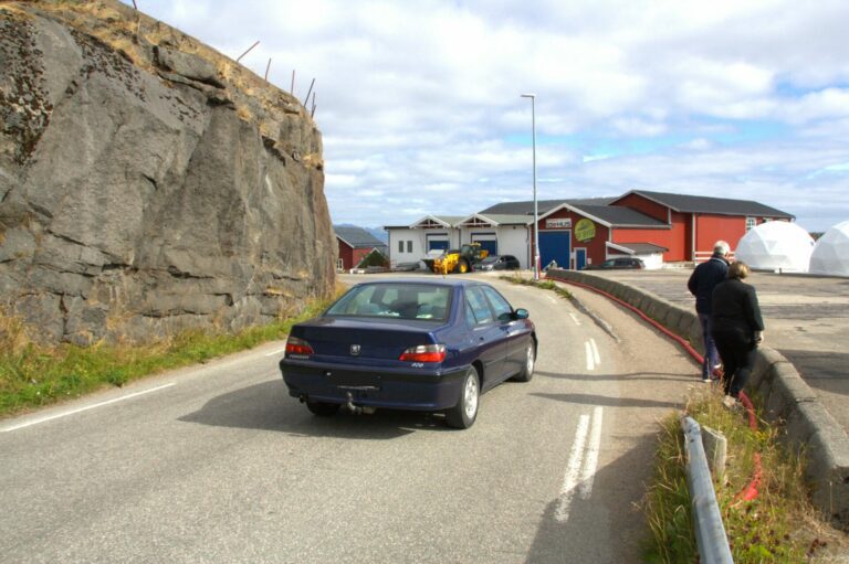 Kenneth Grav og Elisabeth Holand. I forbindelse med valgkampturne Vestvågøy Ap/sak om gang- og sykkelvei på Stamsund. Foto: Eirik Husøy