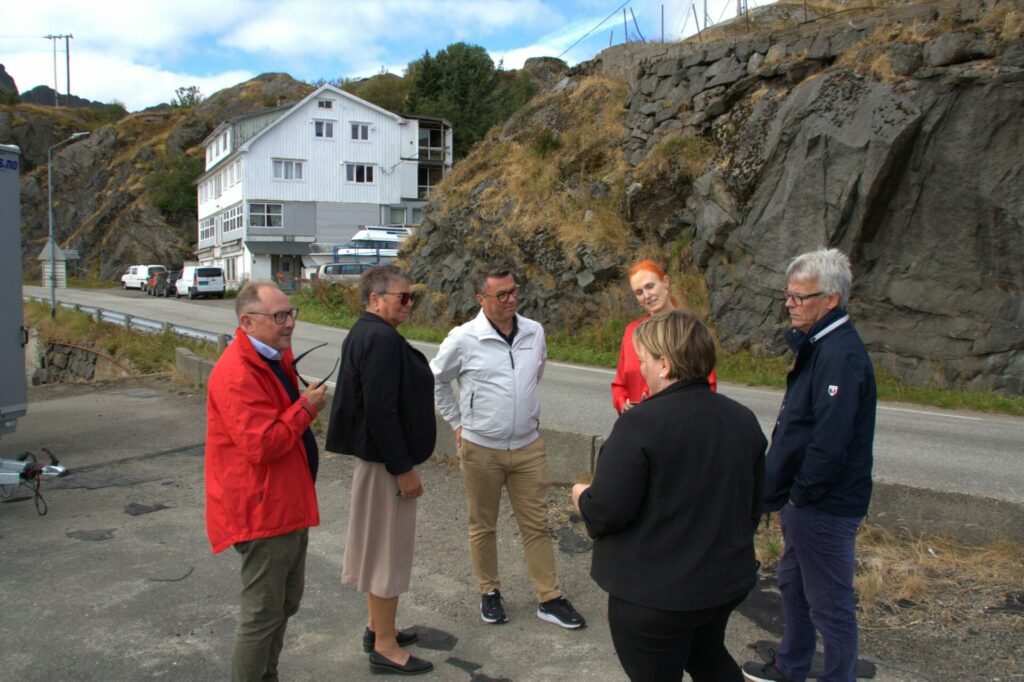 Arne Reiersen, Eva-Karin Busch, Odd Arnold Skogsholm, Lena Hamnes, Kenneth Grav og Elisabeth Holand. I forbindelse med valgkampturne Vestvågøy Ap/sak om gang- og sykkelvei på Stamsund. Foto: Eirik Husøy