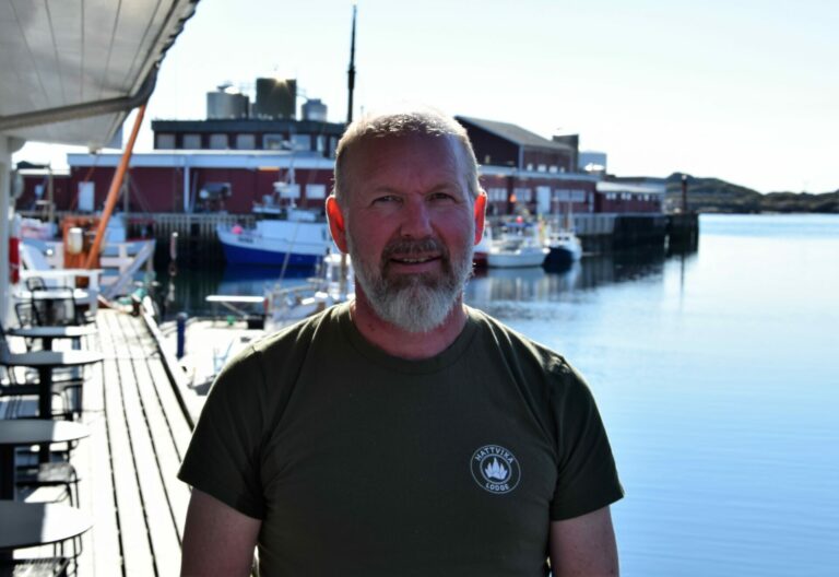 Kristian Bøe er daglig leder i Hattvika Lodge. Her er han avbildet på Ballstad, verdens fineste sted ifølge han selv. Foto: Gustav Fauskanger Pedersen.