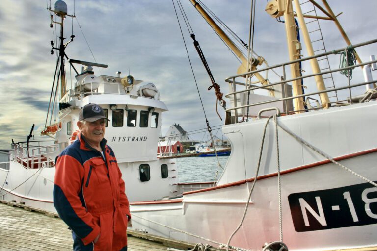 Hvalfanger Nils Jørgen «Bror» Nilsen foran hvalbåten Nystrand. Foto: Anna Elisabeth Løberg Kihle.