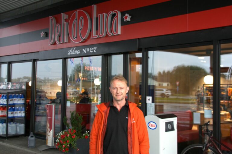 Daglig leder Bjarthe Hansen i Esso Deli De Luca Leknes. Foto: Eirik Husøy