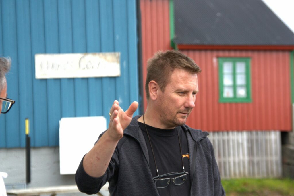 Daglig leder i Figurteatret, Geir-Ove Andersen. Her under et besøk fra Vestvågøy Arbeiderparti under en valgkampturne tidligere i sommer. Foto: Eirik Husøy