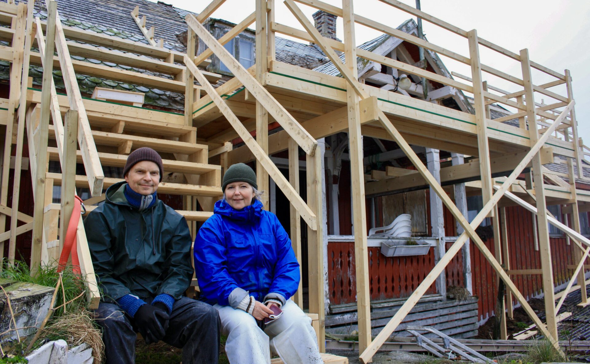 Arkitekt Kjetil Sæterdal og prosjektleder Cathrine Lillo-Stenberg foran Nilsenhuset på Kårøya.