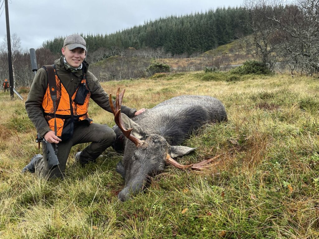 Mathias Bakke Eidissen (19) sammen med elgoksen han felte ved Hagskaret torsdag. Foto: Privat