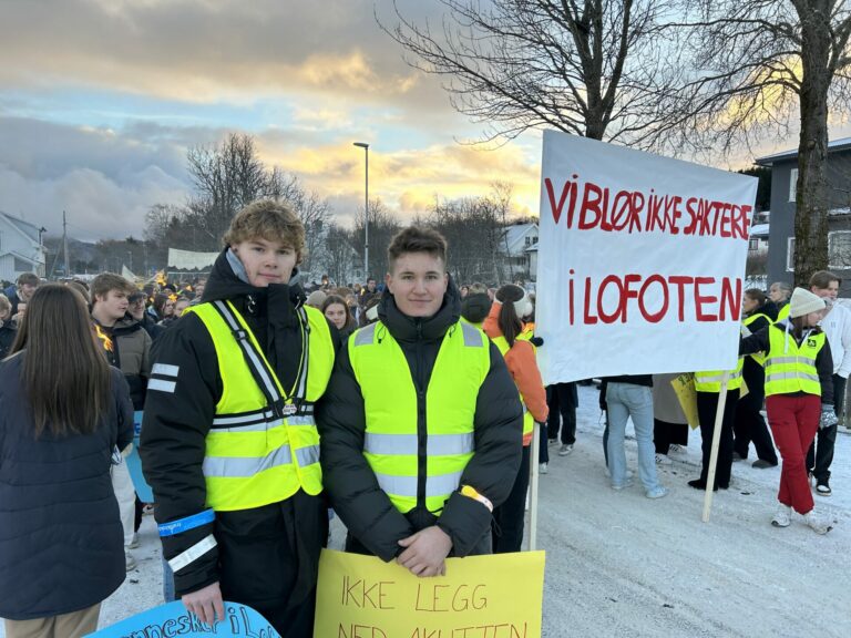 Russen på Vest-Lofoten vgs arrangerte den første demonstrasjonen for bevaring av sykehuset torsdag 16.november. Her er visepresident Sigve Solberg (t.v.) og russepresident Håkon Bech.